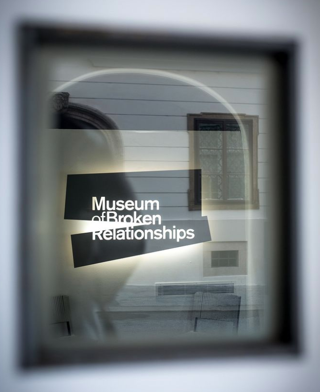 Un museo dedicado a las relaciones en ruina – SUPERFICIE